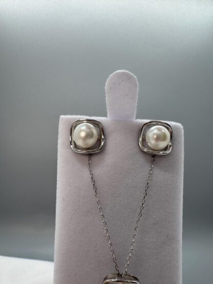 Pearl Jewelry Set with Earings Necklace and Ring - Image 7