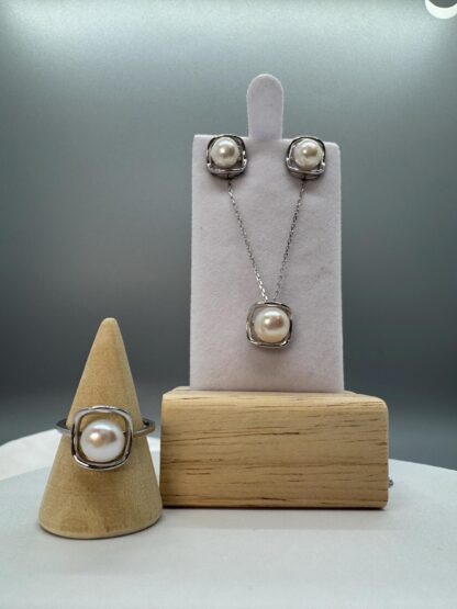 Pearl Jewelry Set with Earings Necklace and Ring - Image 8