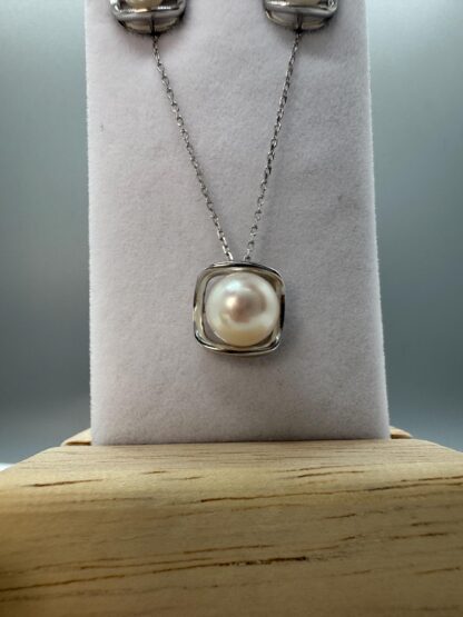 Pearl Jewelry Set with Earings Necklace and Ring - Image 4