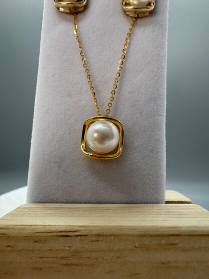 Pearl Jewelry Set with Earings Necklace and Ring - Image 5