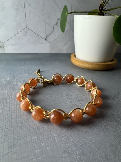 Gold-Plated Wire Formed Chain Bracelet with Sunstone Beads – Cat’s Eye Shimmer - Image 5