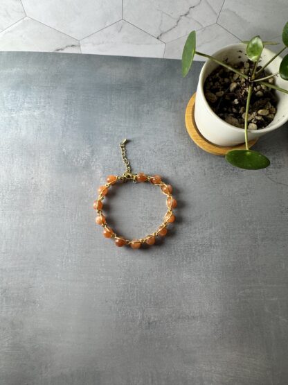 Gold-Plated Wire Formed Chain Bracelet with Sunstone Beads – Cat’s Eye Shimmer - Image 4